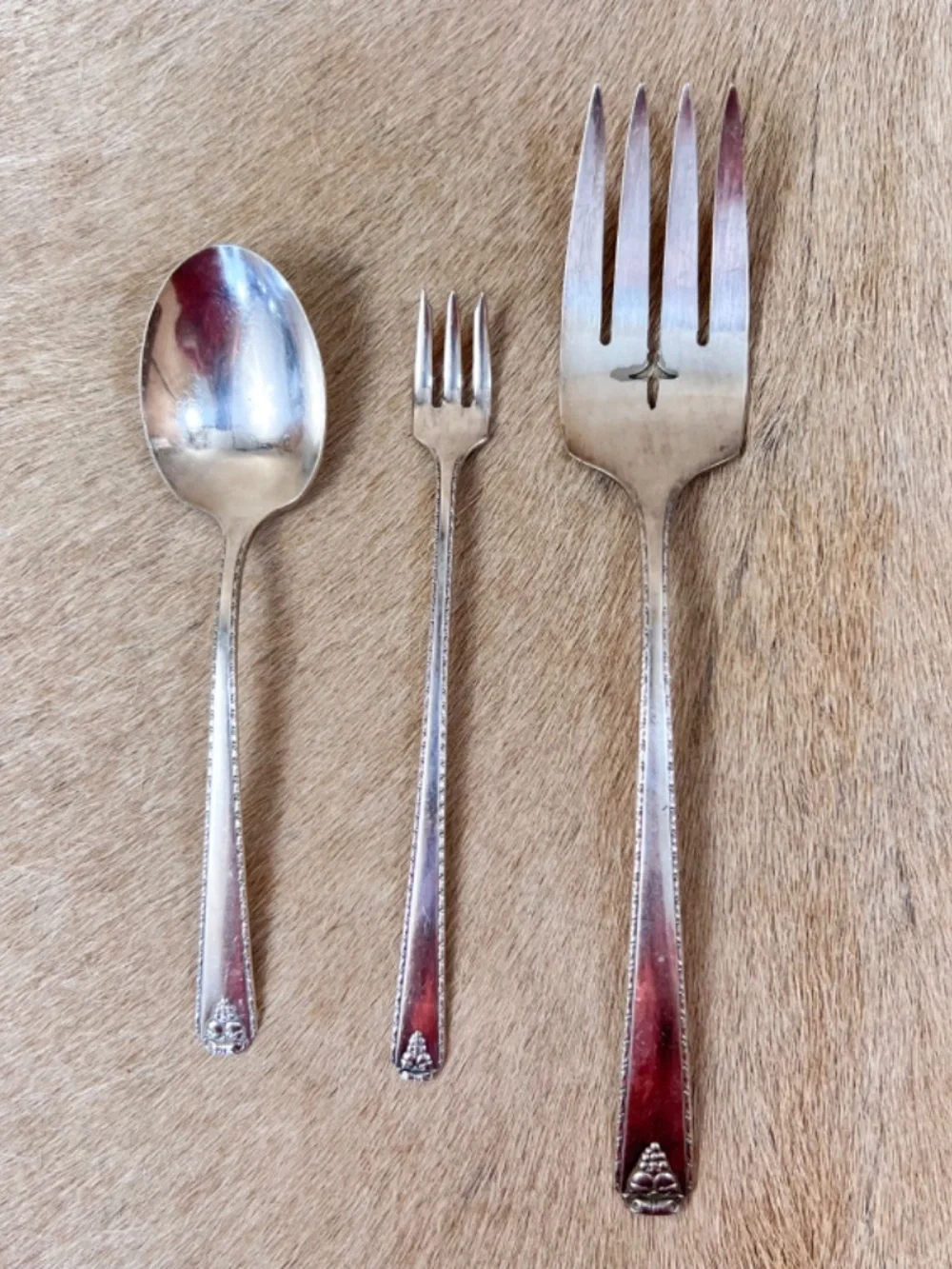Oneida Silver Prestige 1945 'Bordeaux' Silverplate 43-Piece Flatware Set w/ Box